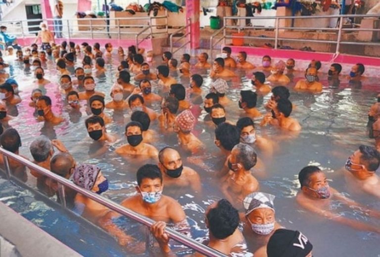 Foto mostra pessoas usando máscaras numa piscina para se proteger da COVID-19?