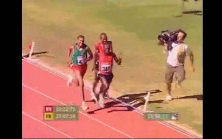 Um cinegrafista esportivo correu mais rápido que os participantes da corrida?