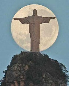 Cristo Redentor com a Lua ao fundo! Será real ou montagem?