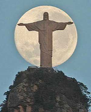 Foto da Lua atrás do Cristo Redentor só pode ser tirada uma vez por ano!