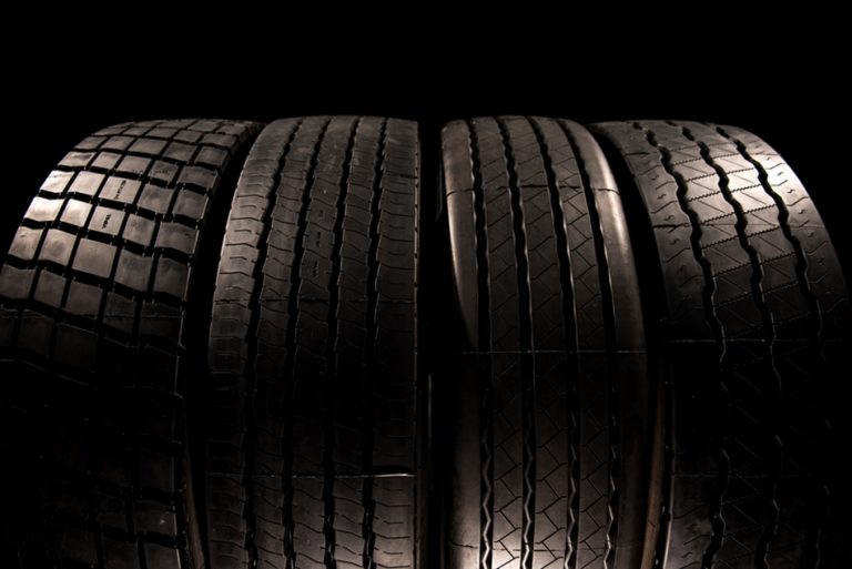 Será verdade que pneus possuem indicação de velocidade máxima suportada?