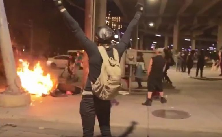 Vídeo mostra esquerdistas queimando os pertences de um morador de rua?