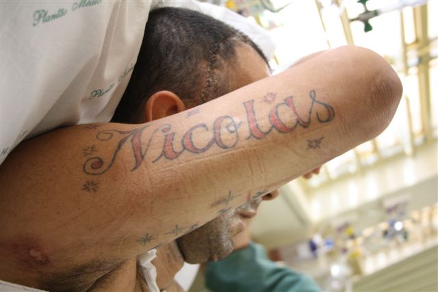 Paciente desconhecido do 808 do HC detalhe da tatuagem