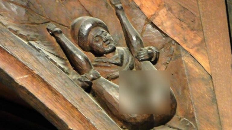 Uma escultura erótica de um homem foi encontrada em uma igreja de 800 anos?