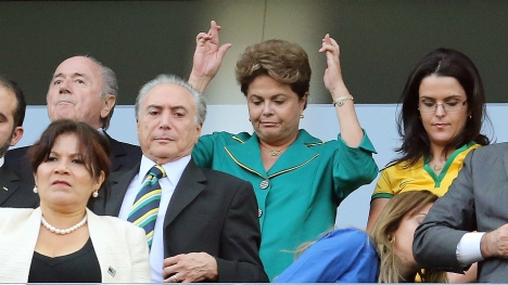 Presidente Dilma fazendo "figuinha" com as mãos durante abertura da Copa. (foto: Estadão/Nilton Fukuda)