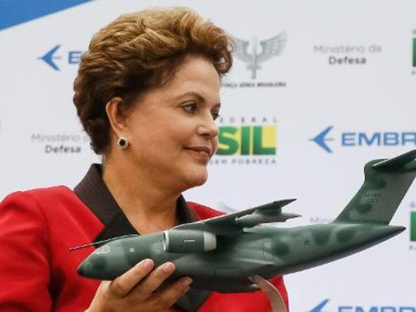 Presidente Dilma teria aprovado uma lei exigindo sigilo nas investigações sobre acidentes aéreos! Verdade ou farsa? (foto: Reprodução/Facebook)