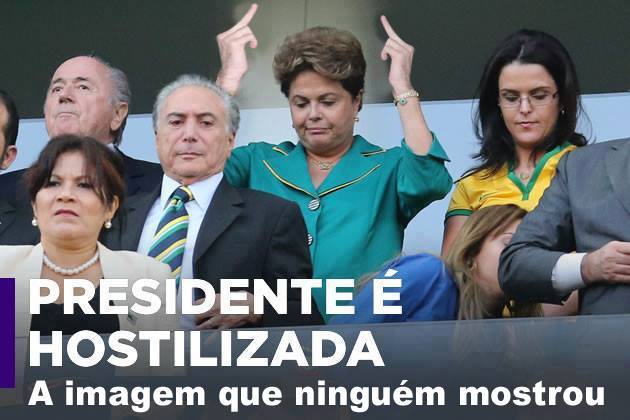 Dilma mostra o dedo para a torcida que a xingou na Copa!