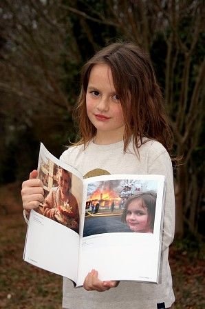 Disaster Girl vendo matérias sobre ela nas revistas!