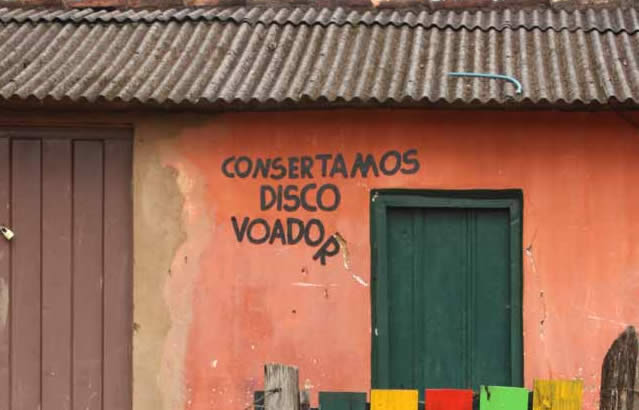 Consertamos disco voador! É o que diz na parede!