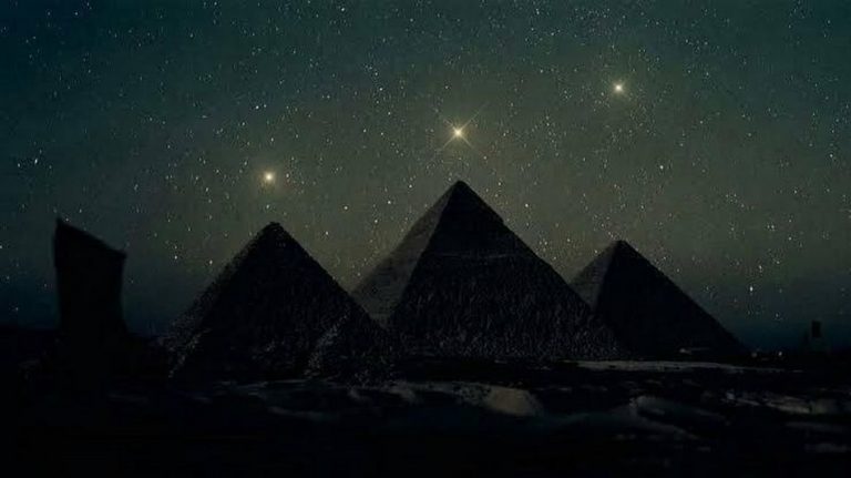 Foto das Pirâmides de Gizé alinhadas com o Cinturão de Órion é verdadeira ou falsa?