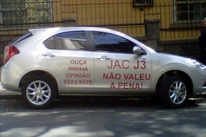 Foto que circula pela web mostra carro da JAC vandalizado pelo próprio dono! Será?