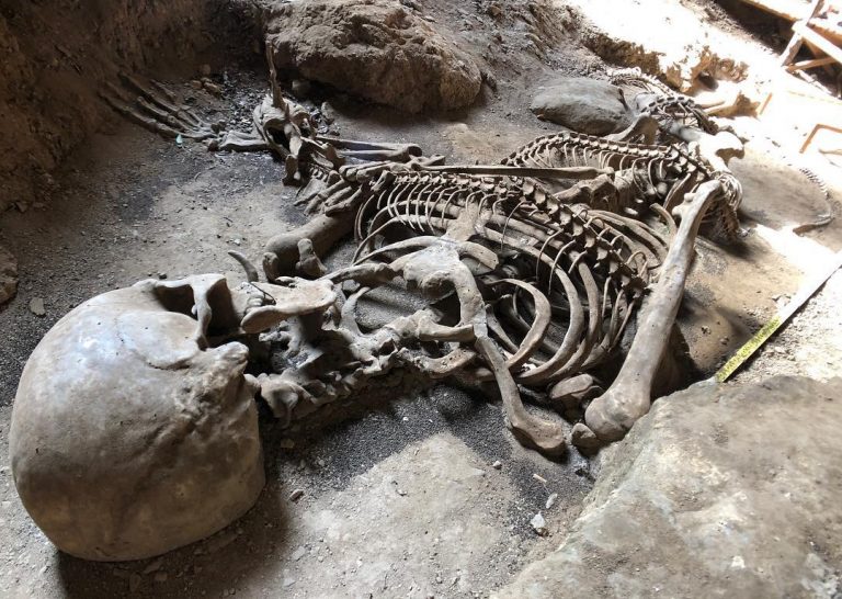 Esqueleto humano gigante encontrado na Tailândia! Será verdade?
