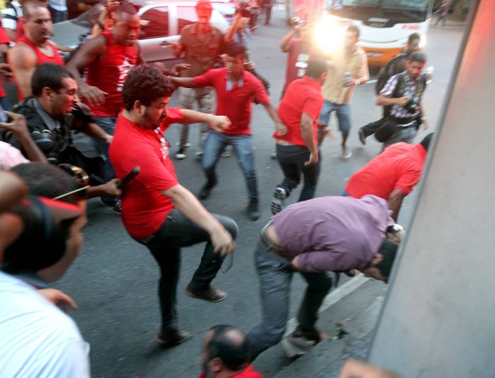 Jovem teria sido violentada por manifestantes do PT! Será verdade? (foto: Reprodução/Facebook)