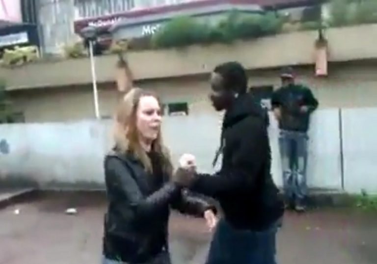 Imigrantes africanos agrediram covardemente uma jovem branca, na Europa?
