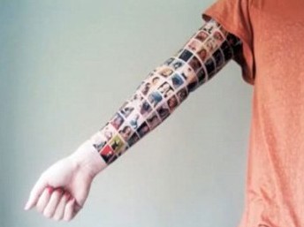 Garota tatuou todos seus 152 amigos do Facebook no braço!