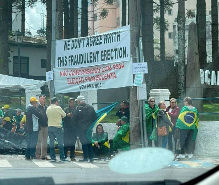 Manifestantes erram em faixa em inglês e trocam “eleições” por “ereções”! Será verdade?