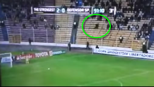 Fantasma é flagrado em partida da Libertadores! Verdadeiro ou falso? (foto: Reprodução/YouTube)