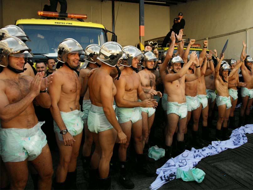 A foto original é de um protesto ocorrido em 2006 por bombeiros na Espanha! (Foto: Reprodução)