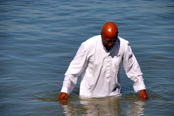 Franck Kabele teria morrido afogado após tentar repetir  o milagre de caminhar sobre as águas! Verdade ou mentira? (foto: Reprodução/Facebook)