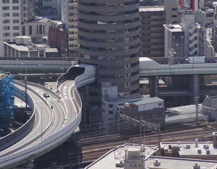 Estrada atravessando um prédio! Verdadeiro ou farsa?