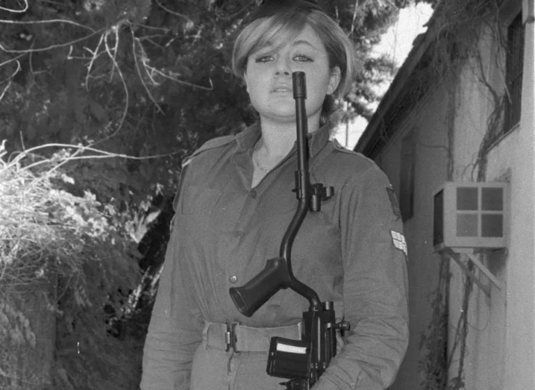 Um estranho fuzil foi utilizado por mulheres nas Forças Armadas?