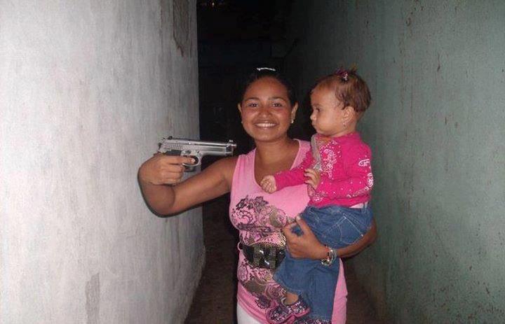 Foto de garota apontando arma para um bebê é polêmica na web!