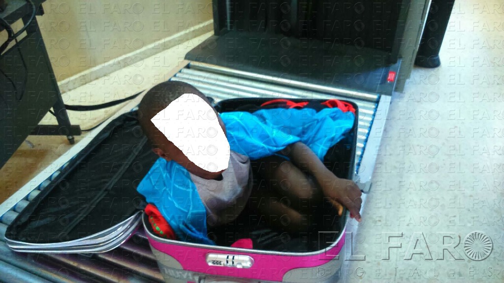 O menino saiu da mala desorientado, mas não sofreu com a falta de ar! (foto: Reprodução)