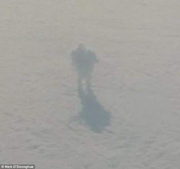 Passageiro flagra um gigante caminhando sobre as nuvens! Será verdade? (foto: Reprodução/Facebook)