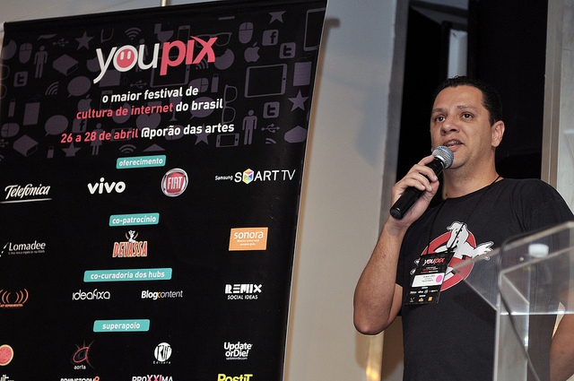 Criador do E-farsas em palestra sobre ícones da web na YouPix