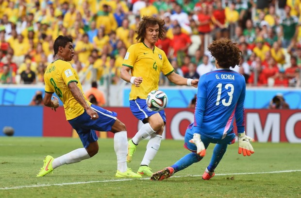 Defesa de Guilhermo Ochoa contra o Brasil no jogo do dia 17 de junho de 2014, em Fortaleza - CE. Note que o goleiro possui “apenas” 5 dedos na mão direita! (foto: Reprodução/Laurence Griffiths)