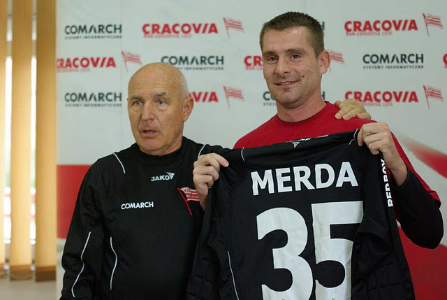 Foto mostra camiseta de um goleiro chamado Merda!