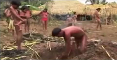 Crianças com problemas físicos são enterradas vivas por índios!