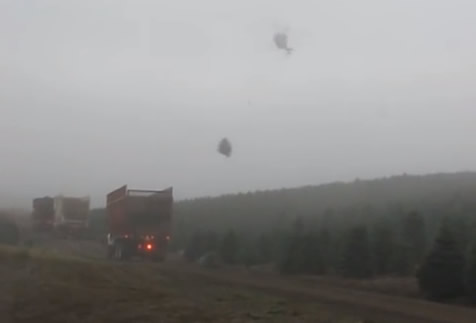 Piloto carrega caminhão sem descer do helicóptero! Será verdade? (foto: Reprodução/YouTube)