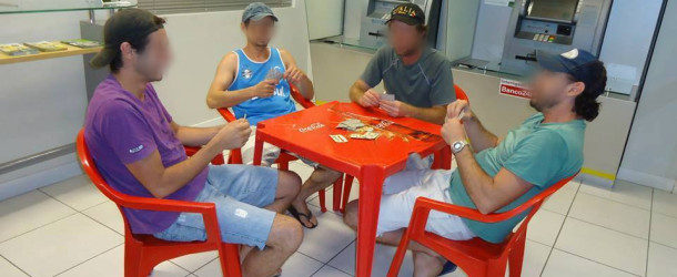 Quatro homens são presos por jogar truco dentro agência bancária!