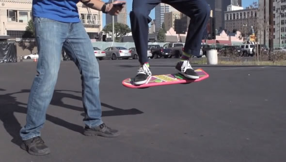 Empresa teria criado um hoverboard que flutua igual no filme! Será? (foto: reprodução/YouTube)