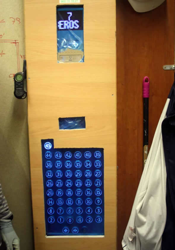Painel de um dos elevadores possui botões para todos os andares! (foto: Reprodução/Raquél Lopez)