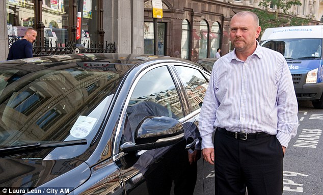 Reflexo das janelas de um prédio derrete carro em Londres!