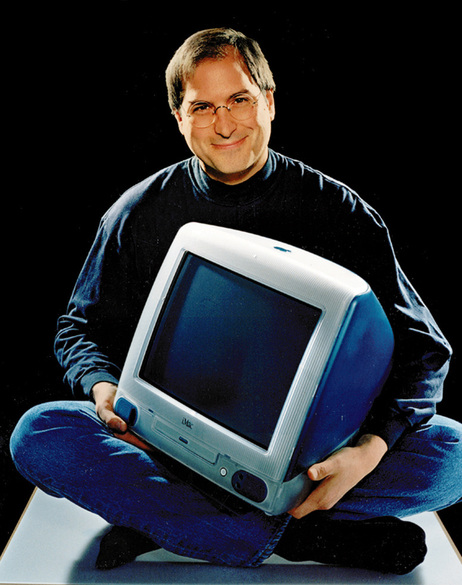 Steve Jobs com um Mac! (foto: Reprodução)