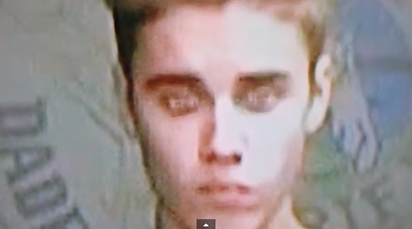 Justin Bieber parece mudar de olhos durante julgamento! Verdadeiro ou falso? (foto: reprodução/YouTube)