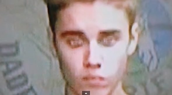 Justin Bieber muda de olhos durante julgamento?