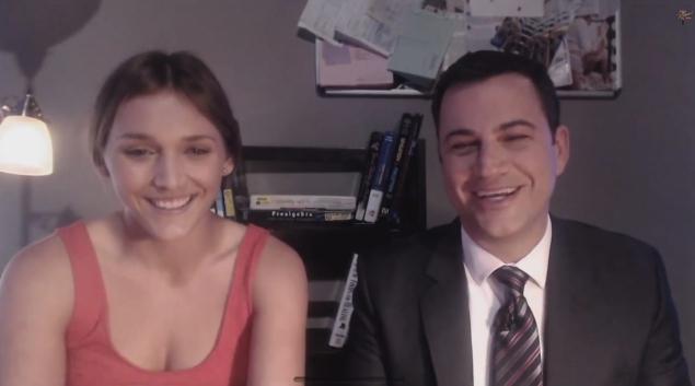 Jimmy Kimmel e a dublê Daphne Avalon em entrevista ao vivo pelo YouTube (foto: Reprodução/YouTube)