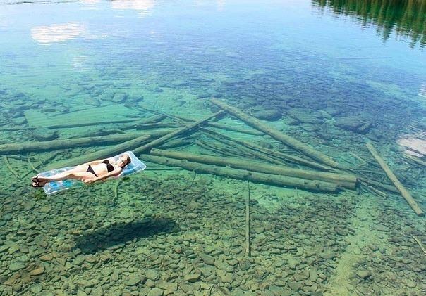 Foto de um lago totalmente transparente em Montana! Será real?