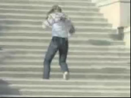 Sujeito rola a escada e ainda é atropelado! Verdadeiro ou falso? (foto: Reprodução/YouTube)