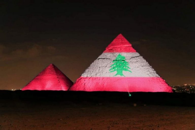 Bandeira do Líbano foi projetada nas Pirâmides do Egito em solidariedade às vítimas em Beirute?