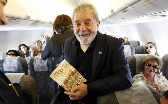 Lula segurando livro adventista!