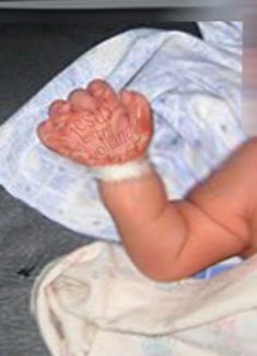 Bebê de mãos coladas!