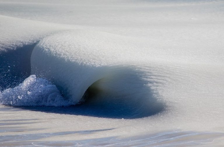 Ondas em praia dos Estados Unidos congelaram devido ao frio intenso?
