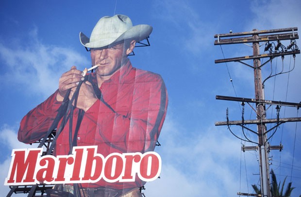 Anúncio da Marlboro com Eric Lawson em Los Angeles.  (Foto: Reprodução/Gilles Mingasson/Getty Images)