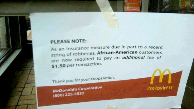 Aviso racista colado na entrada do McDonalds
