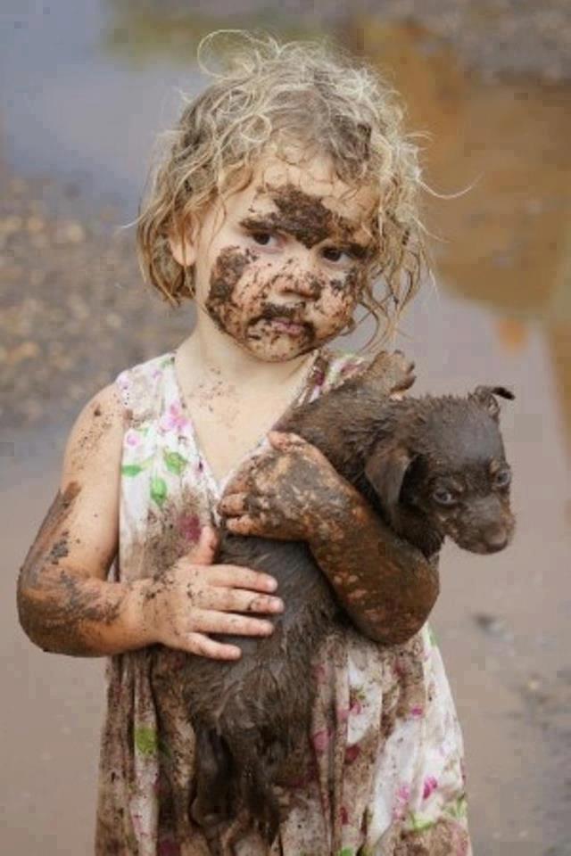 Menina e cãozinho sujos de lama pedem ajuda para Mariana?